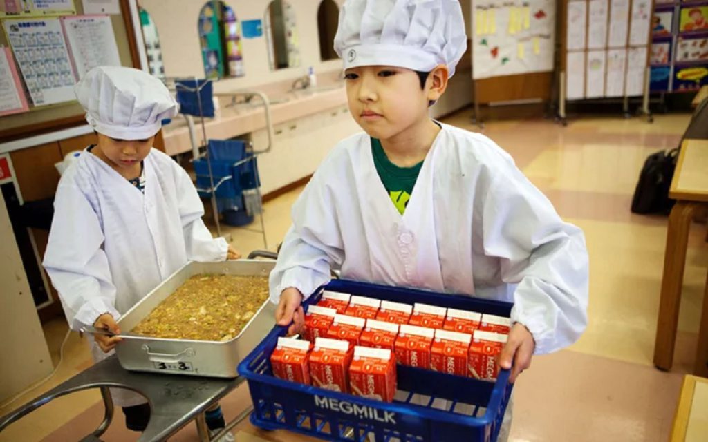 Trẻ em Nhật Bản trong một ngày trải nghiệm giá trị lao động